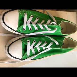 Kelly green size 8 women’s Converse.